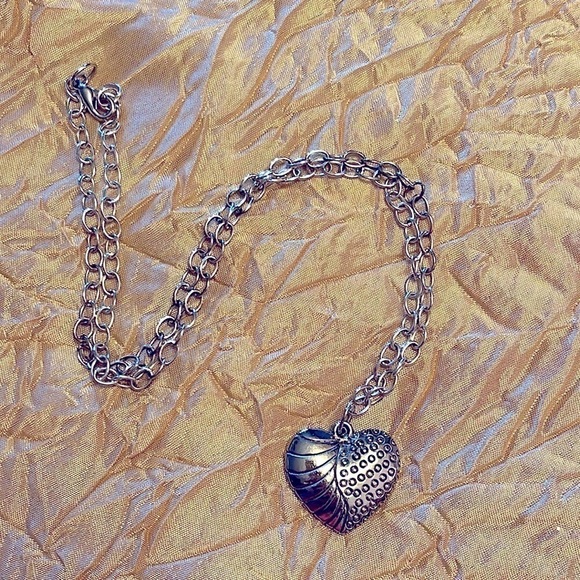 Jewelry - Silver tone heart necklace